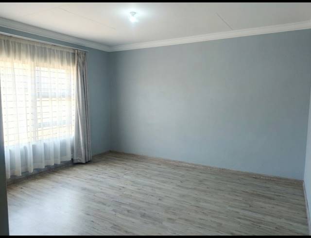 4 BEDROOM FREESTANDING FOR SALE IN HEUWELOORD